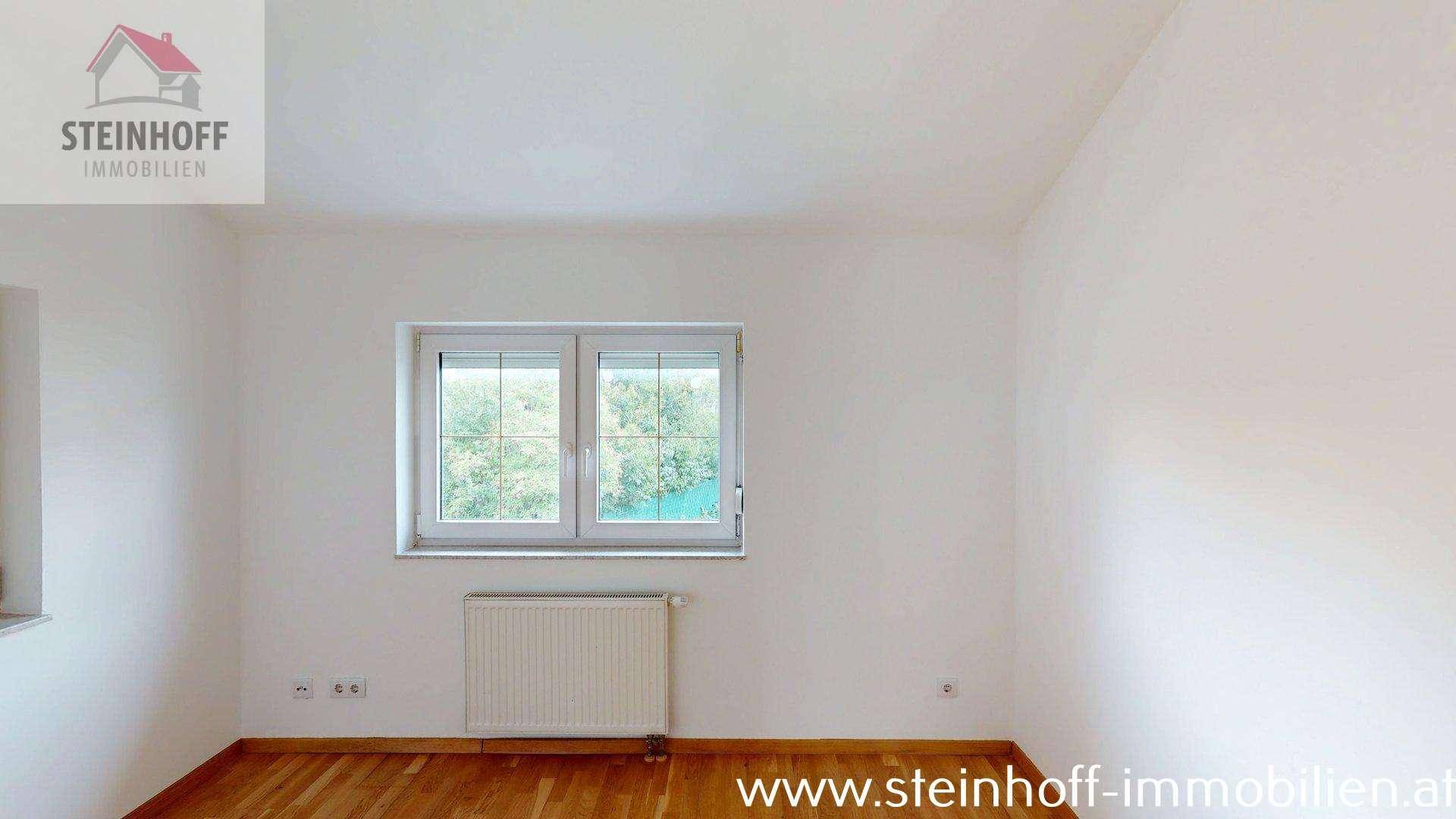 Heller Raum mit Holzboden und Fenster, bietet Potenzial für verschiedene Nutzungen.