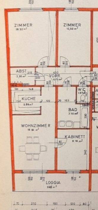 Detaillierter Grundriss einer Wohnung mit Zimmern, Küche, Bad, WC und Loggia.