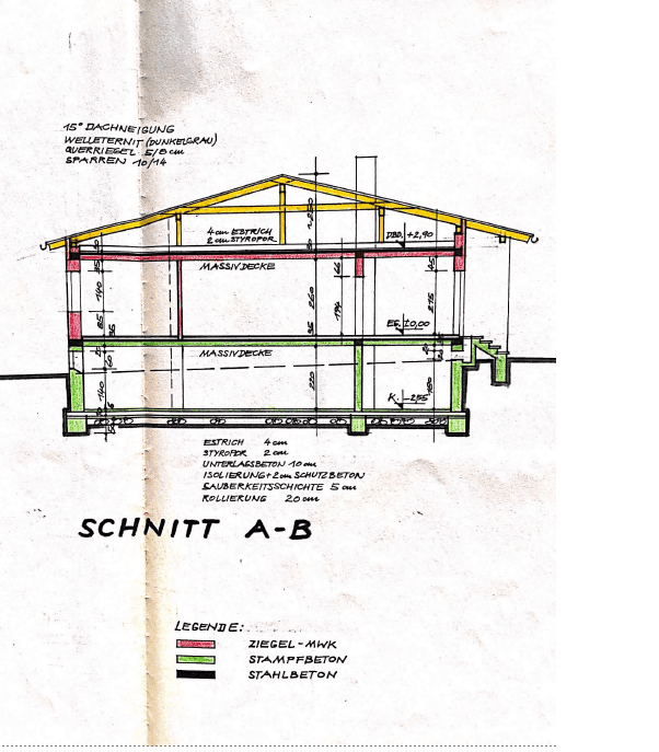 Architektonischer Schnittplan eines Gebäudes mit Dachneigung und Massivdecken.