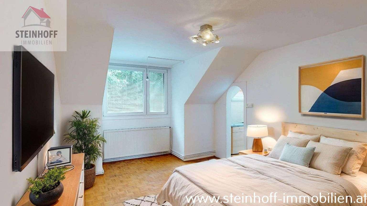 Gemütliches Schlafzimmer mit Bett, Fernseher, Parkettboden und Dachschrägen.