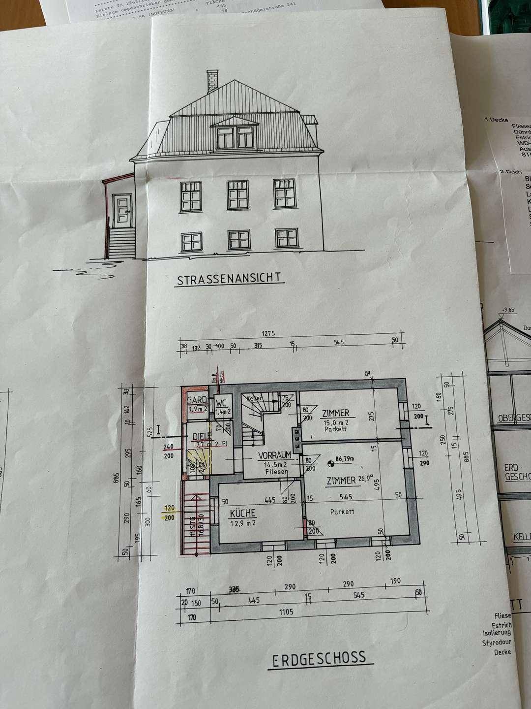 Grundriss des Erdgeschosses mit Zimmern, Küche, Diele und WC.