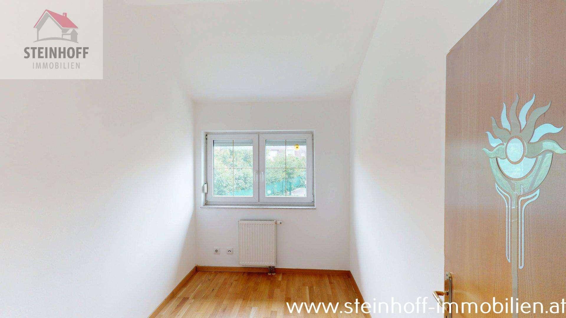 Kleiner, heller Raum mit Holzboden und Fenster, geeignet als Kinder- oder Arbeitszimmer.