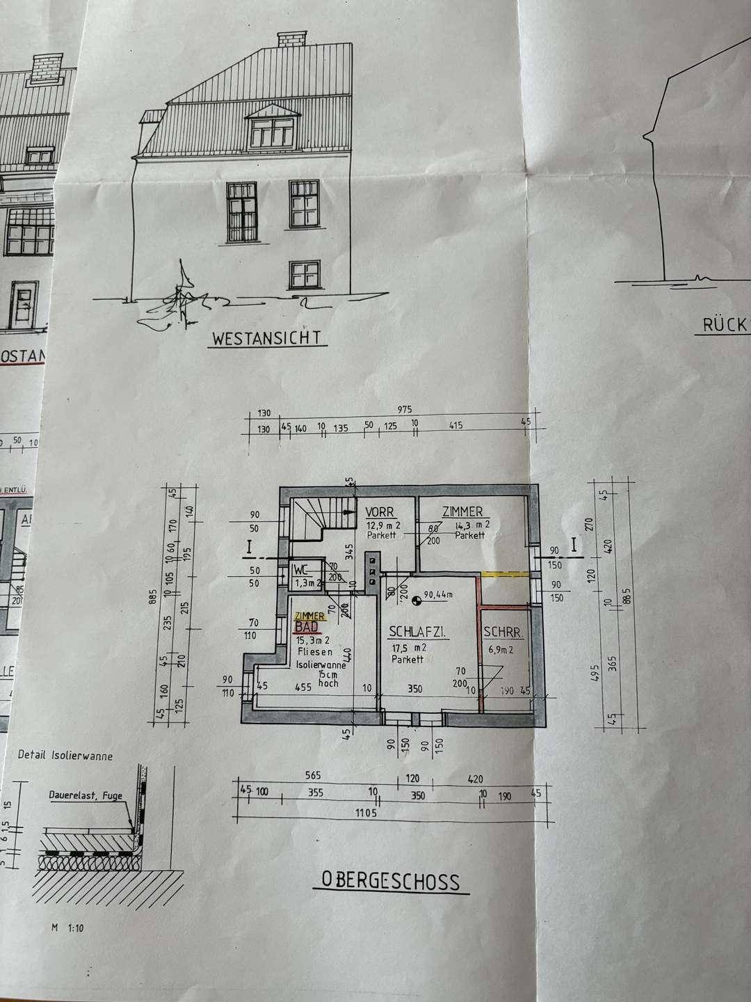 Grundriss des Obergeschosses mit Schlafzimmern, Bad, Vorraum und Dachschräge.
