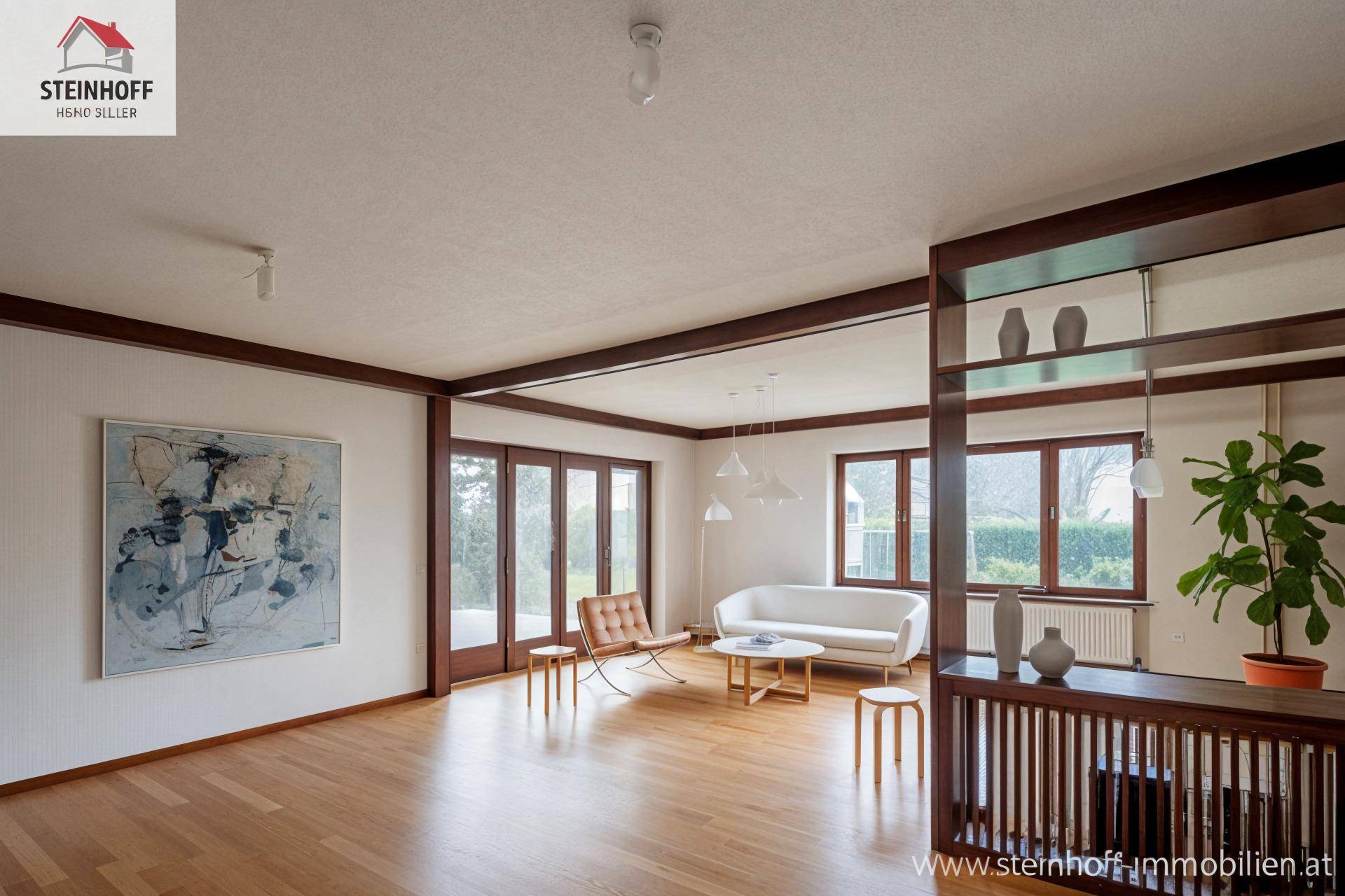 Helles Wohnzimmer mit Holzboden, modernen Möbeln und Zugang zum Außenbereich.