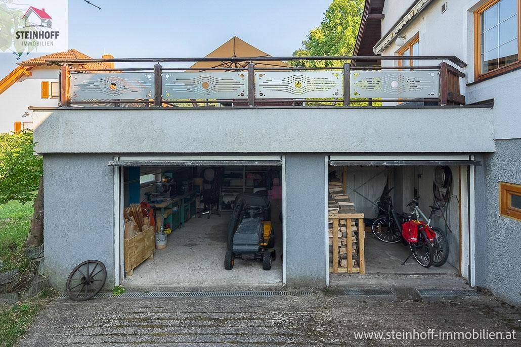 Geräumige Garage mit Werkstattbereich und Stauraum für Fahrräder und Geräte.