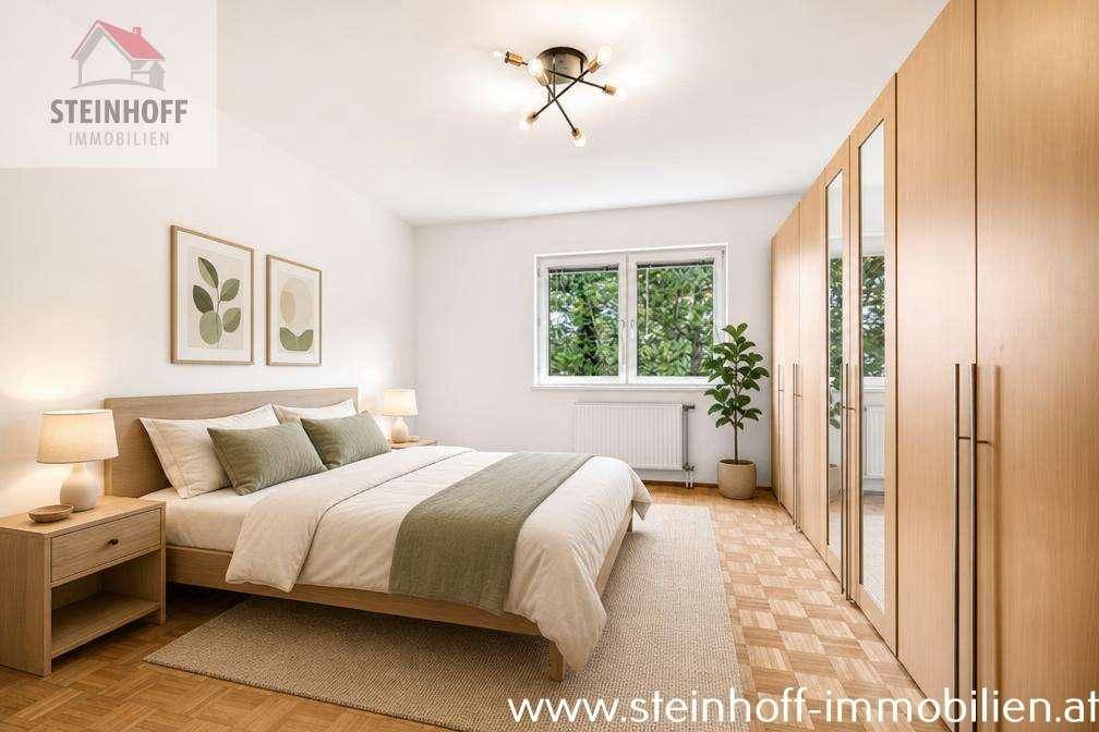 Gemütliches Schlafzimmer mit Holzboden, großem Kleiderschrank und Blick ins Grüne durch das Fenster.