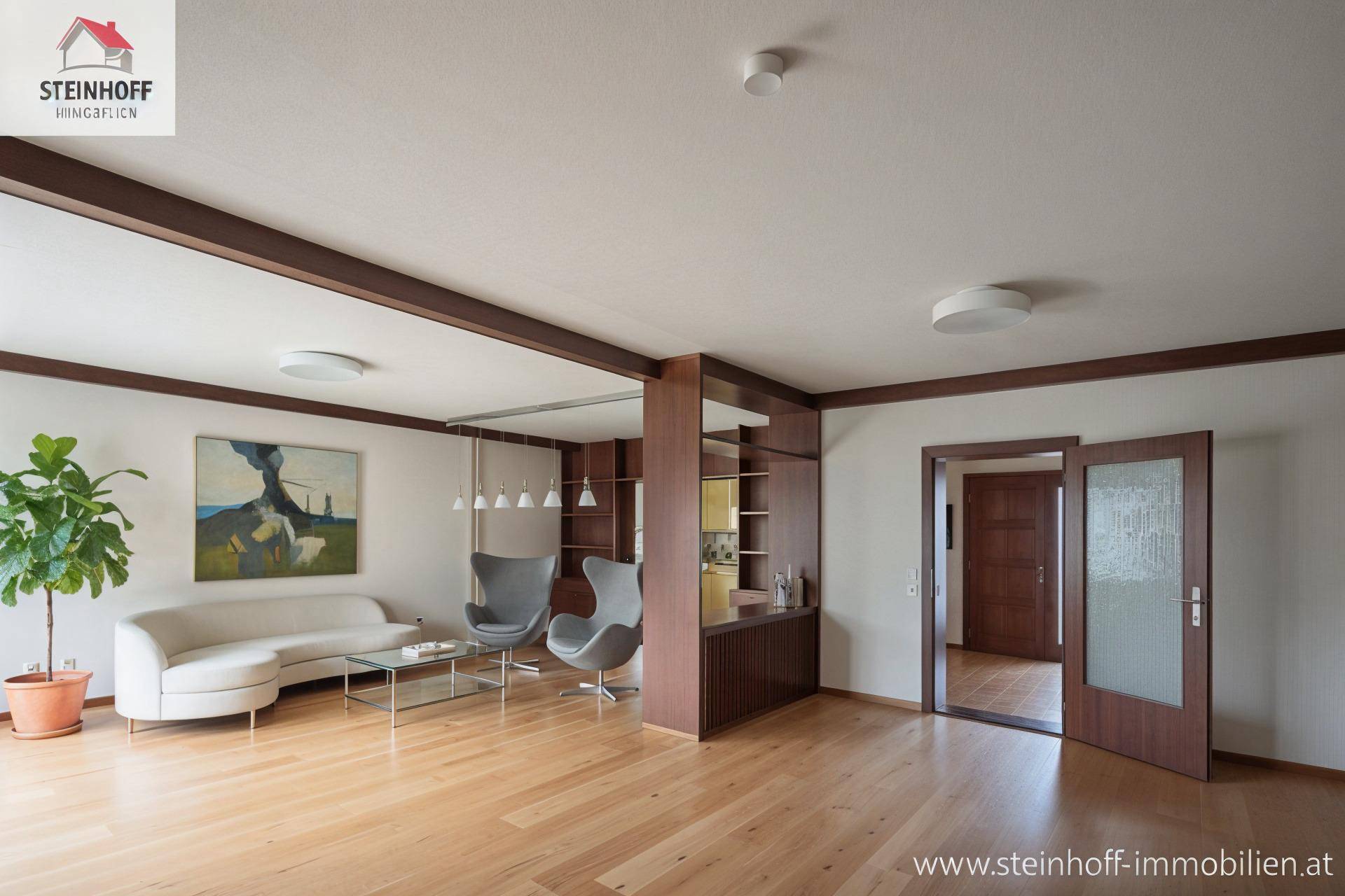 Geräumiges Wohnzimmer mit Holzboden, bequemen Sitzmöbeln und Zugang zu weiteren Räumen.