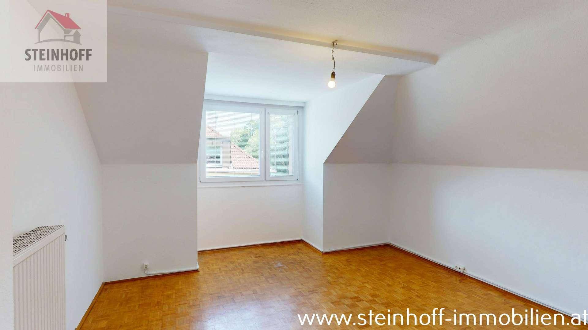 Heller Raum mit Parkettboden, Fenster und Dachschrägen, vielseitig nutzbar.
