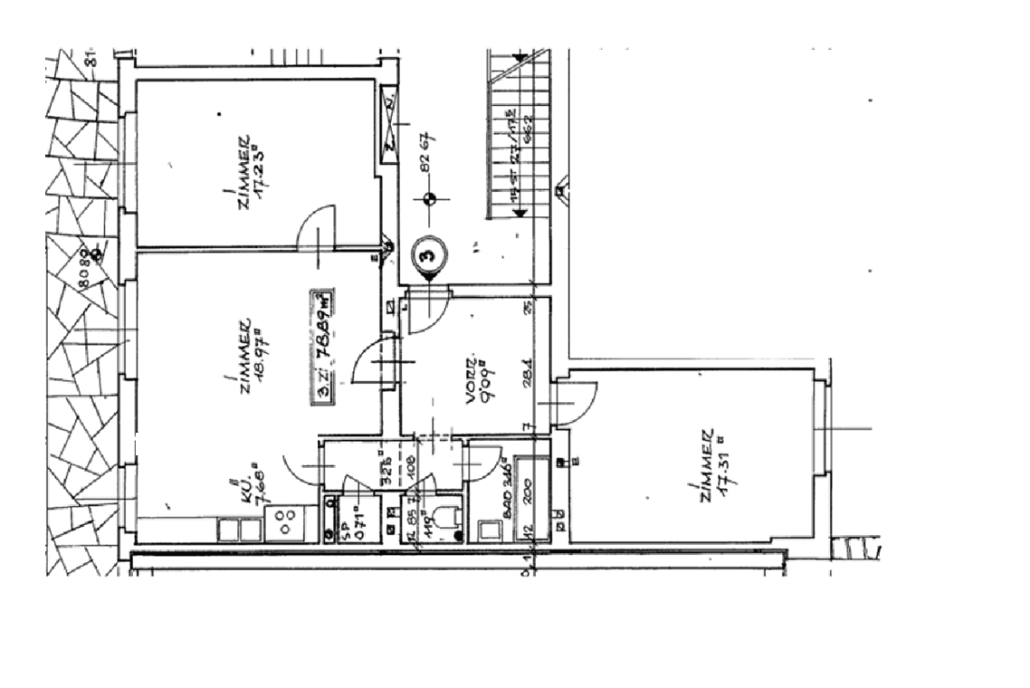 Grundrissplan mit mehreren Zimmern, Abmessungen und Treppenhaus.