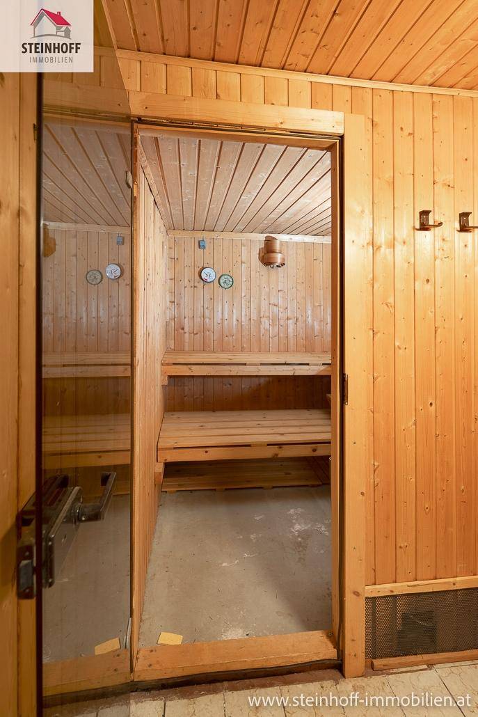 Gemütliche Sauna mit Holzvertäfelung und Sitzbänken für entspannende Momente.
