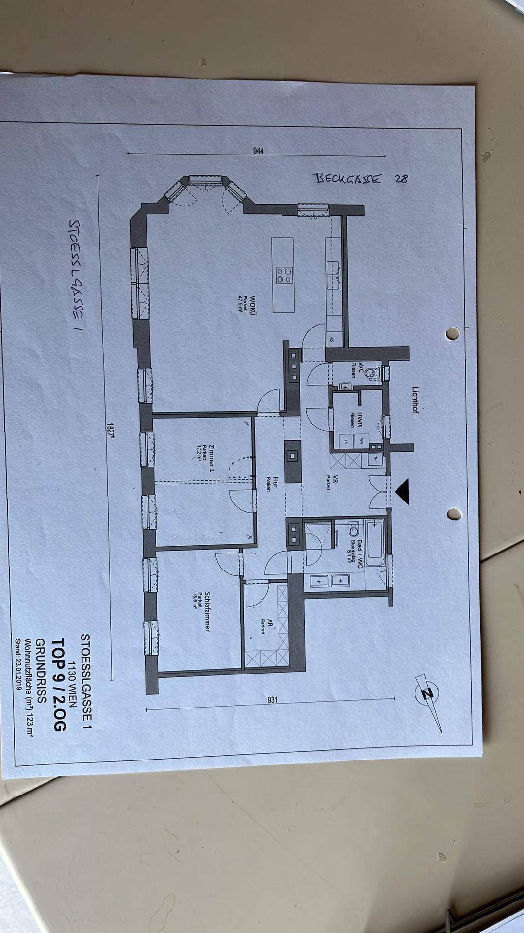 Grundrissplan einer Wohnung mit mehreren Zimmern und offenem Wohnbereich.
