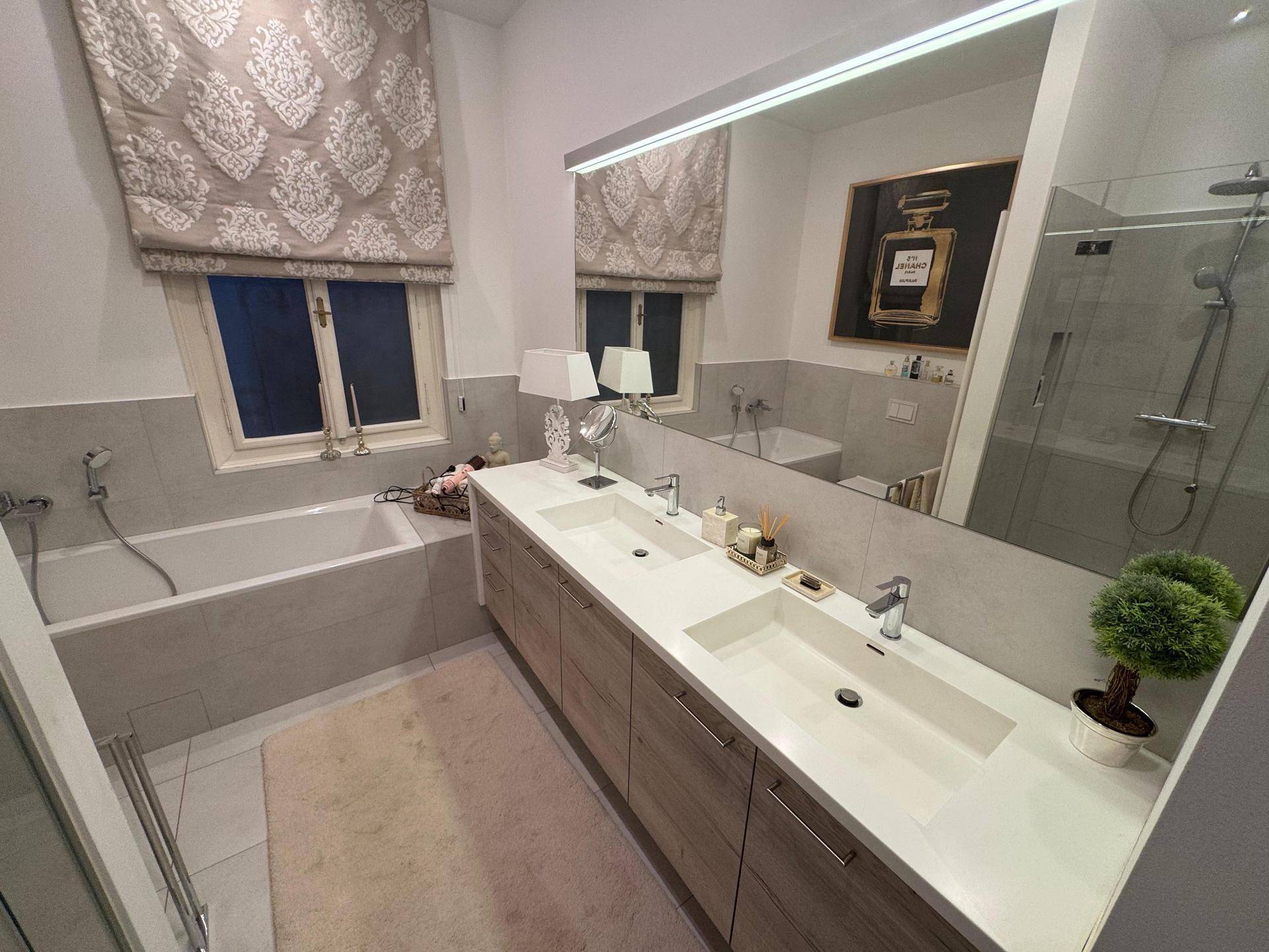 Modernes Badezimmer mit Doppelwaschbecken, Badewanne und separater Dusche.