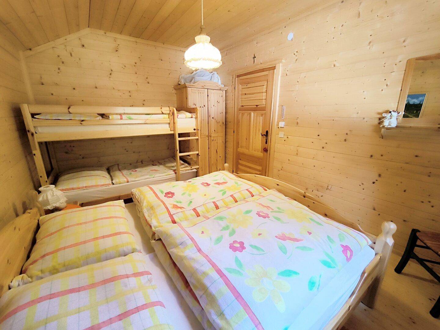 Schlafzimmer 3 (mit Doppelbett und Stockbett) OG