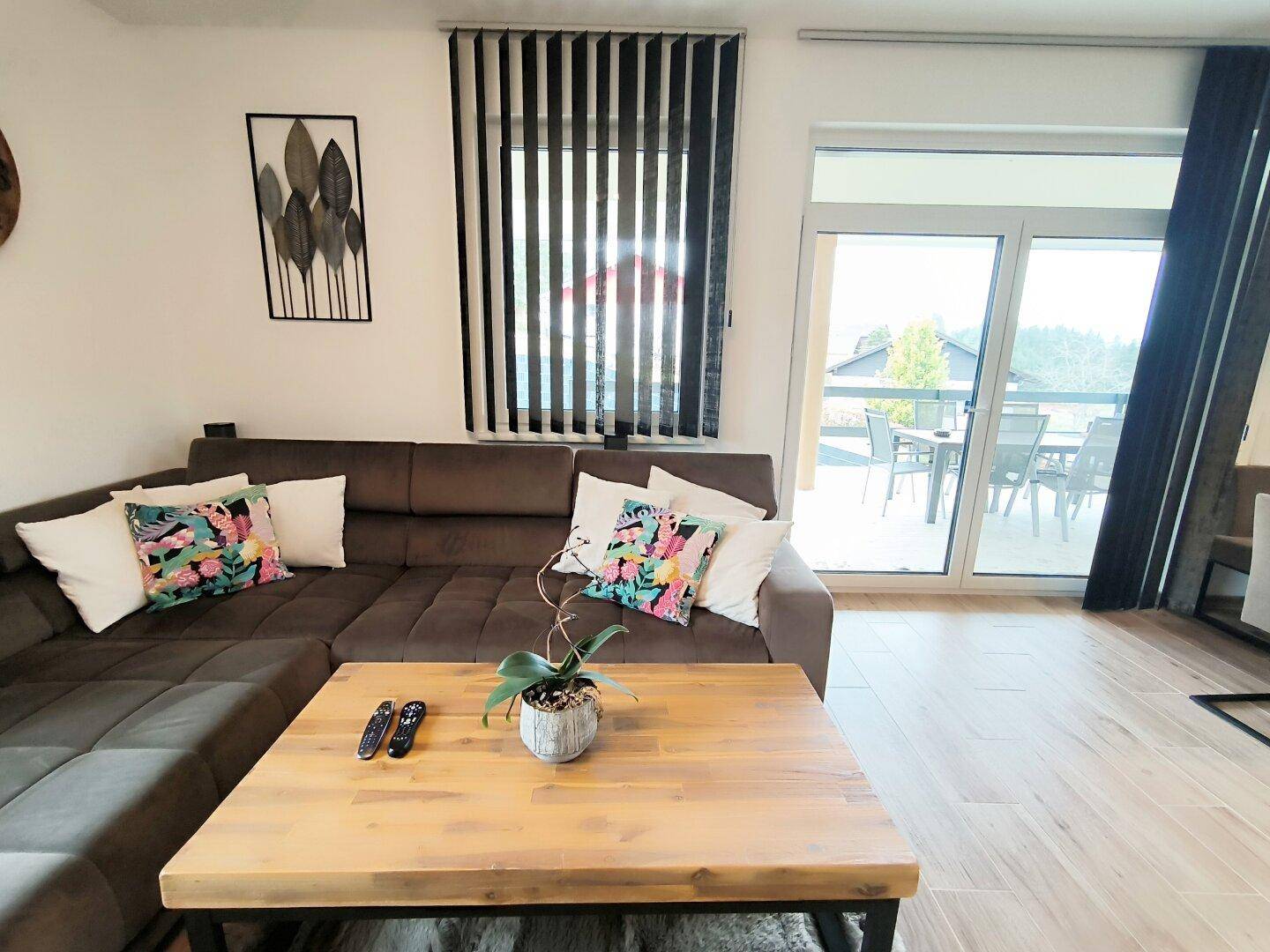 Wohnzimmer mit angrenzender Süd-Ostterrasse