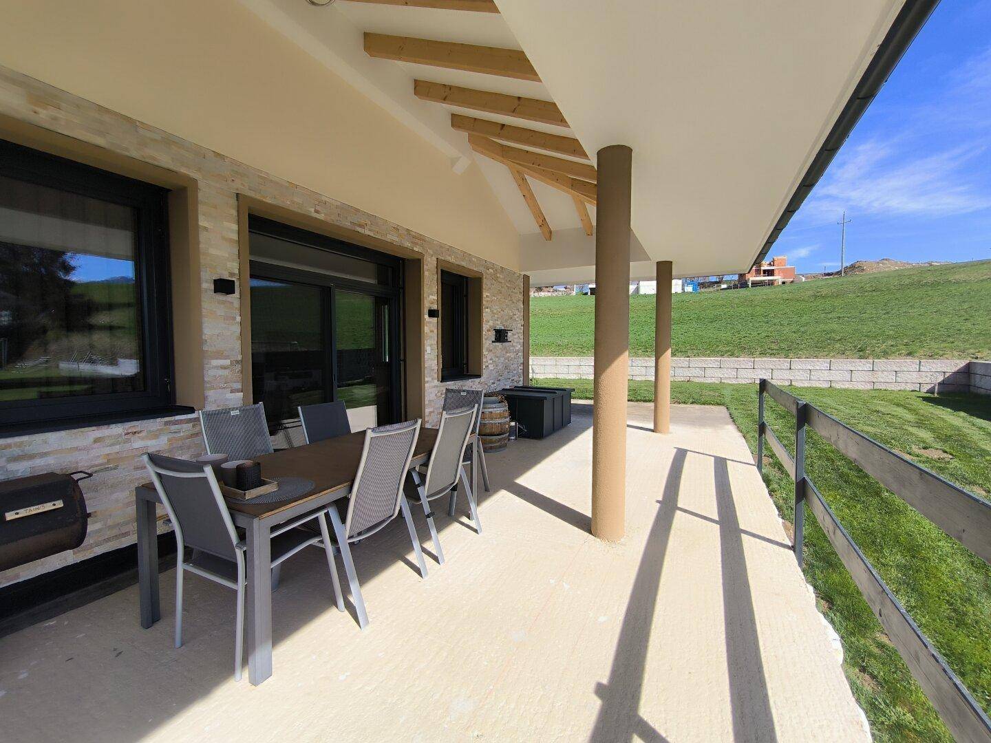 Süd-Ostterrasse und Garten