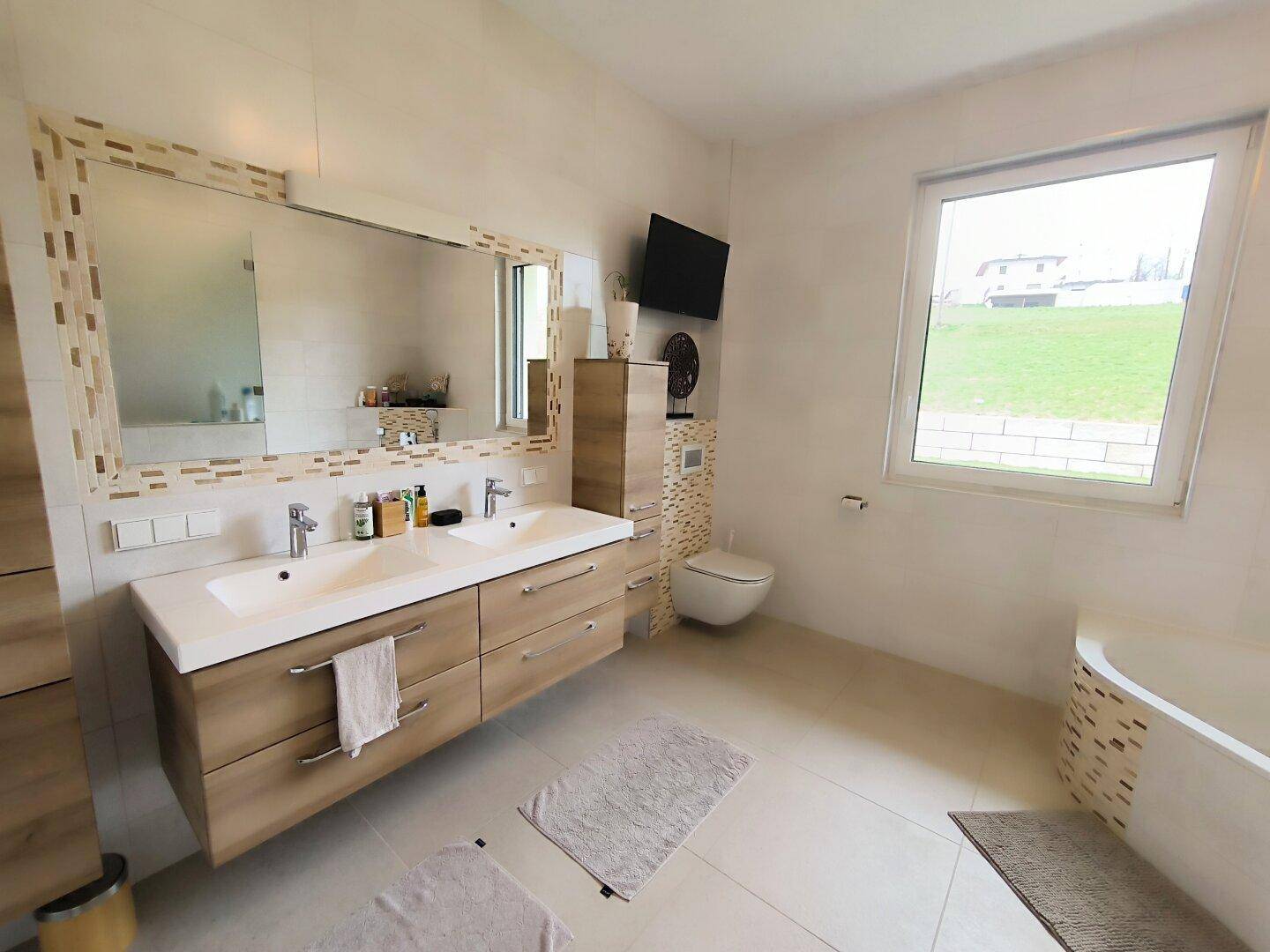 Badezimmer mit Badewanne, Dusche und WC OG