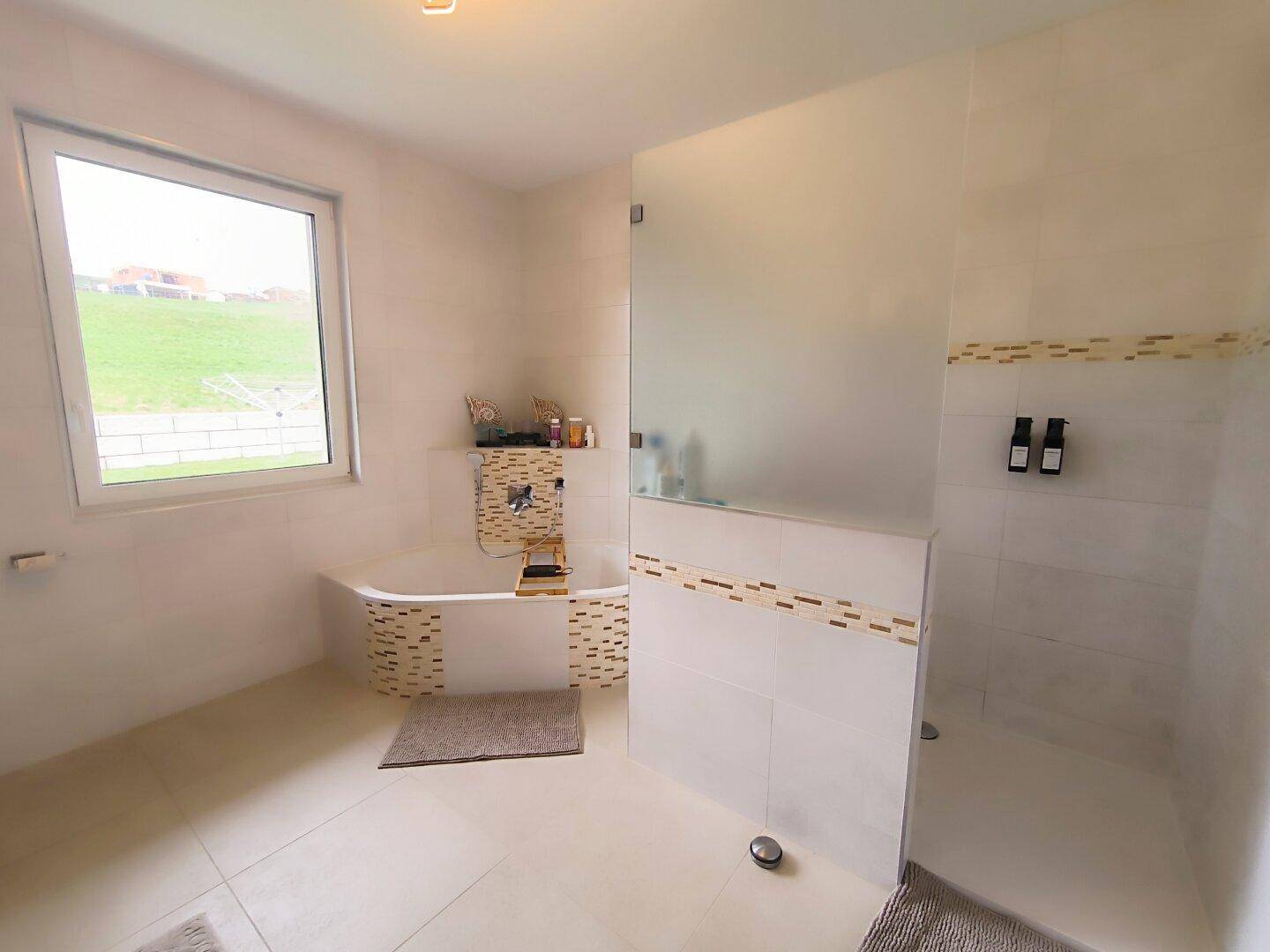 Badezimmer mit Badewanne, Dusche und WC OG