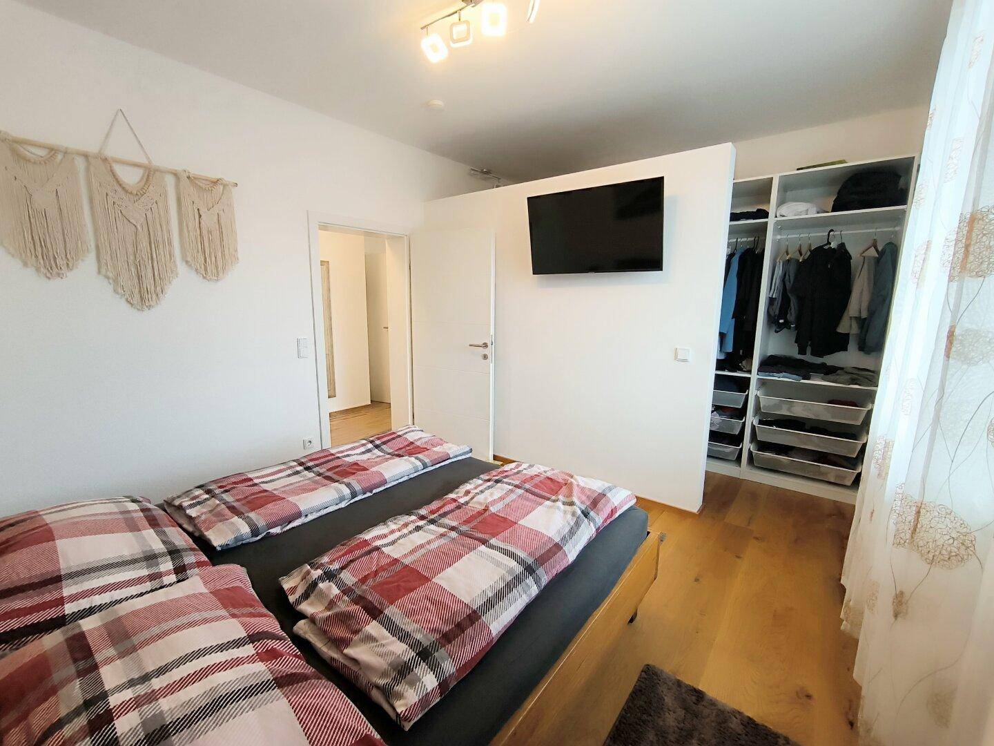 Schlafzimmer 1 mit begehbarem Kleiderschrank OG