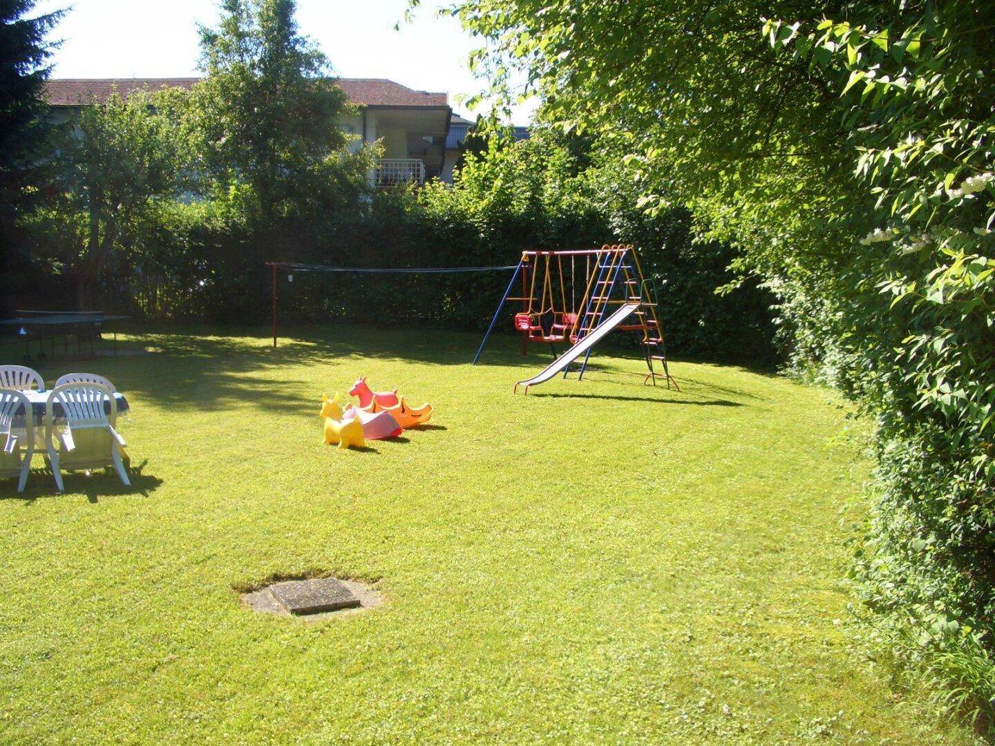 Großzügiger, sonniger Garten