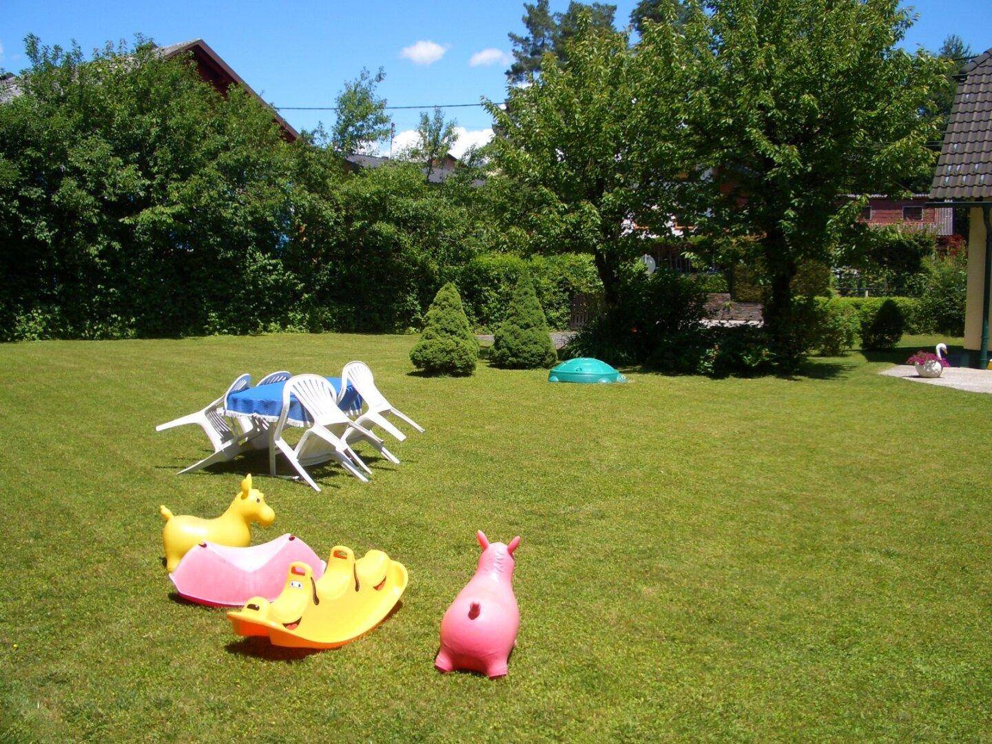 Großzügiger, sonniger Garten