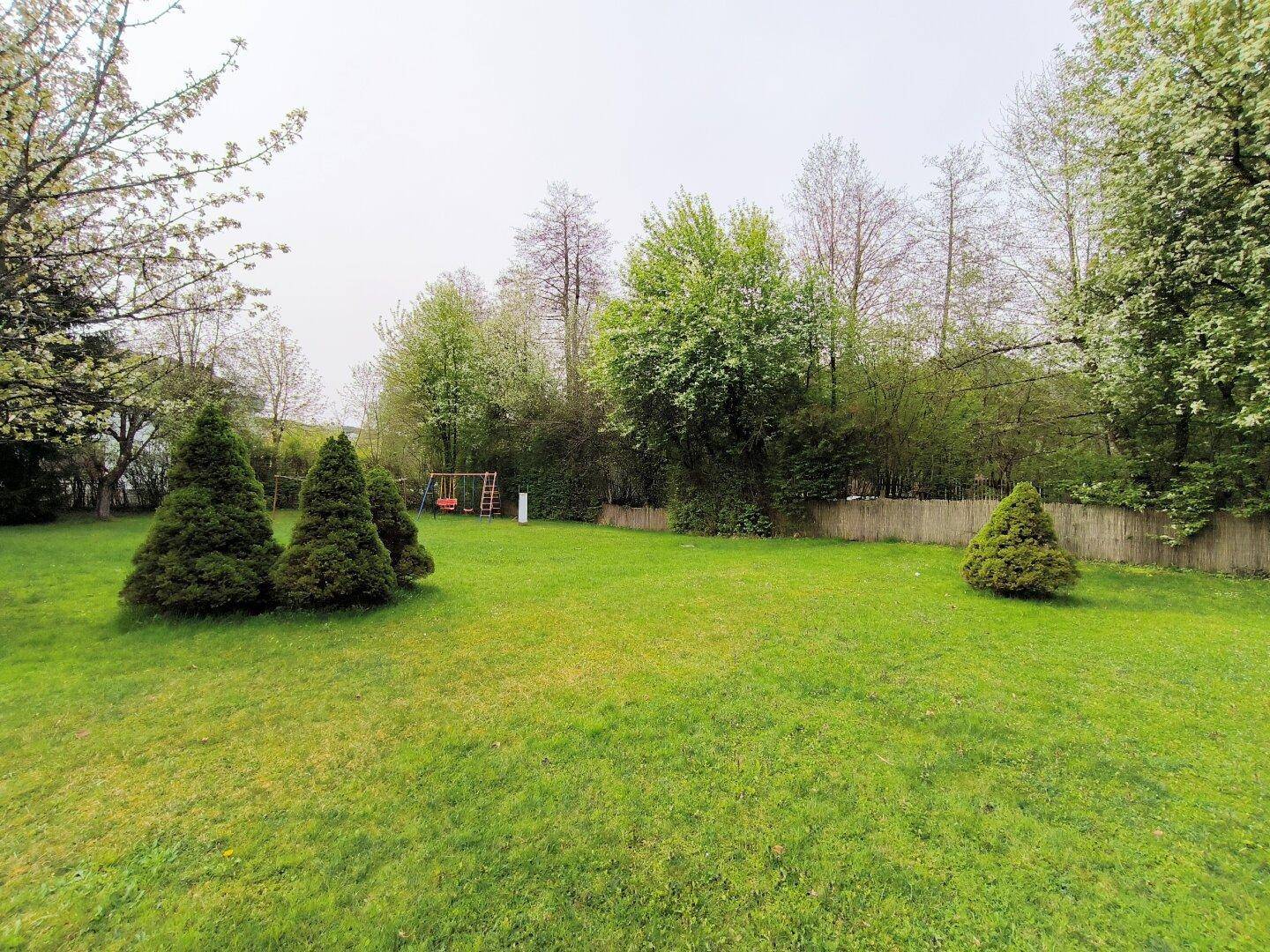Großzügiger, sonniger Garten