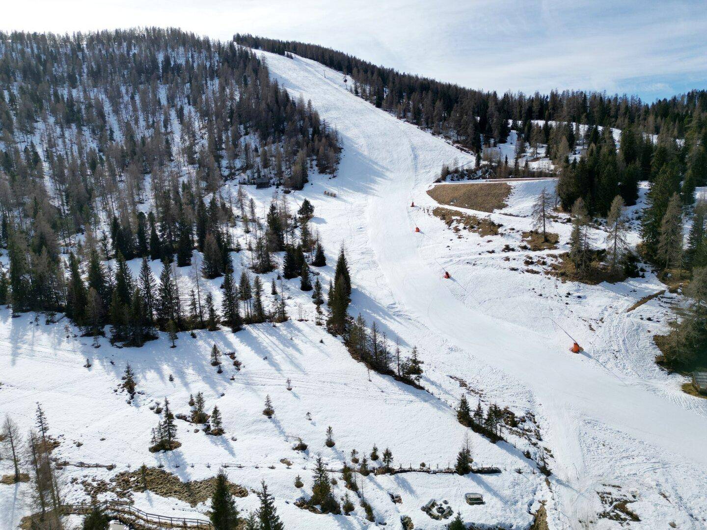 Blick auf die 100 m entfernte Piste