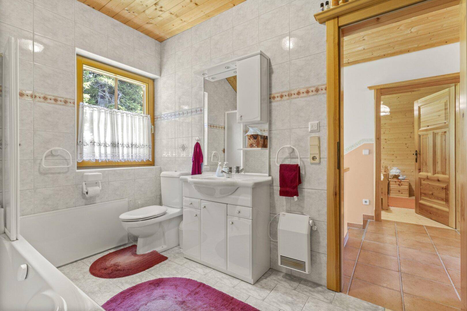 Badezimmer mit Badewanne und WC OG