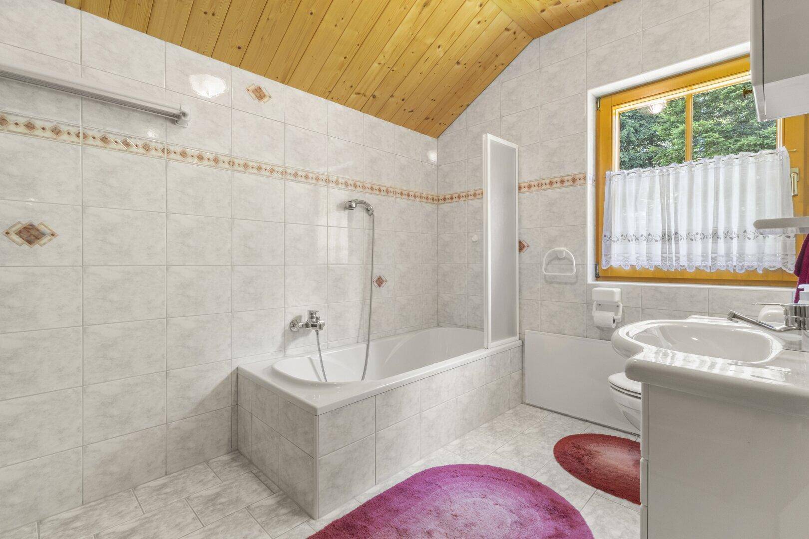 Badezimmer mit Badewanne und WC OG