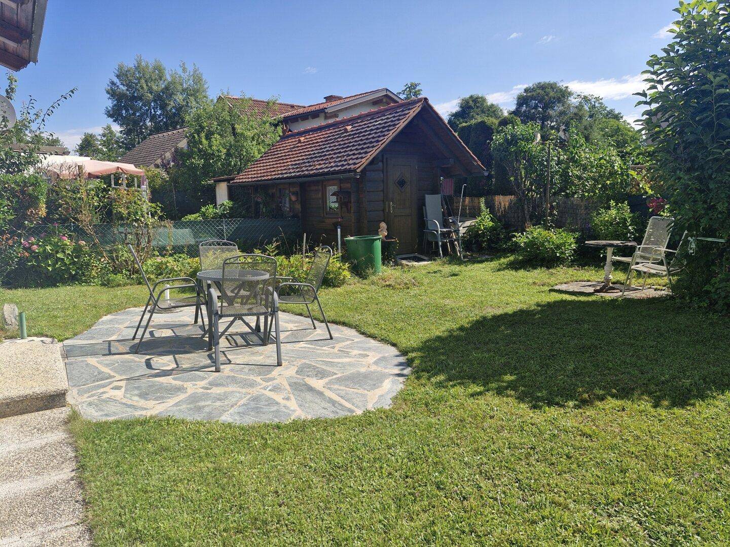 Garten mit Ost-Terrasse