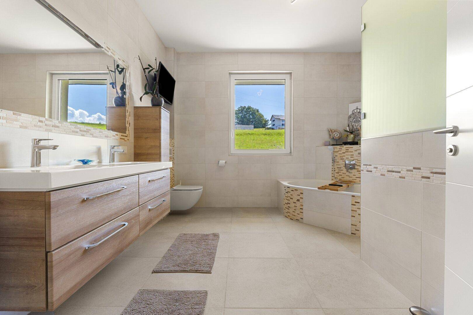 Badezimmer mit Badewanne, WC und Dusche OG