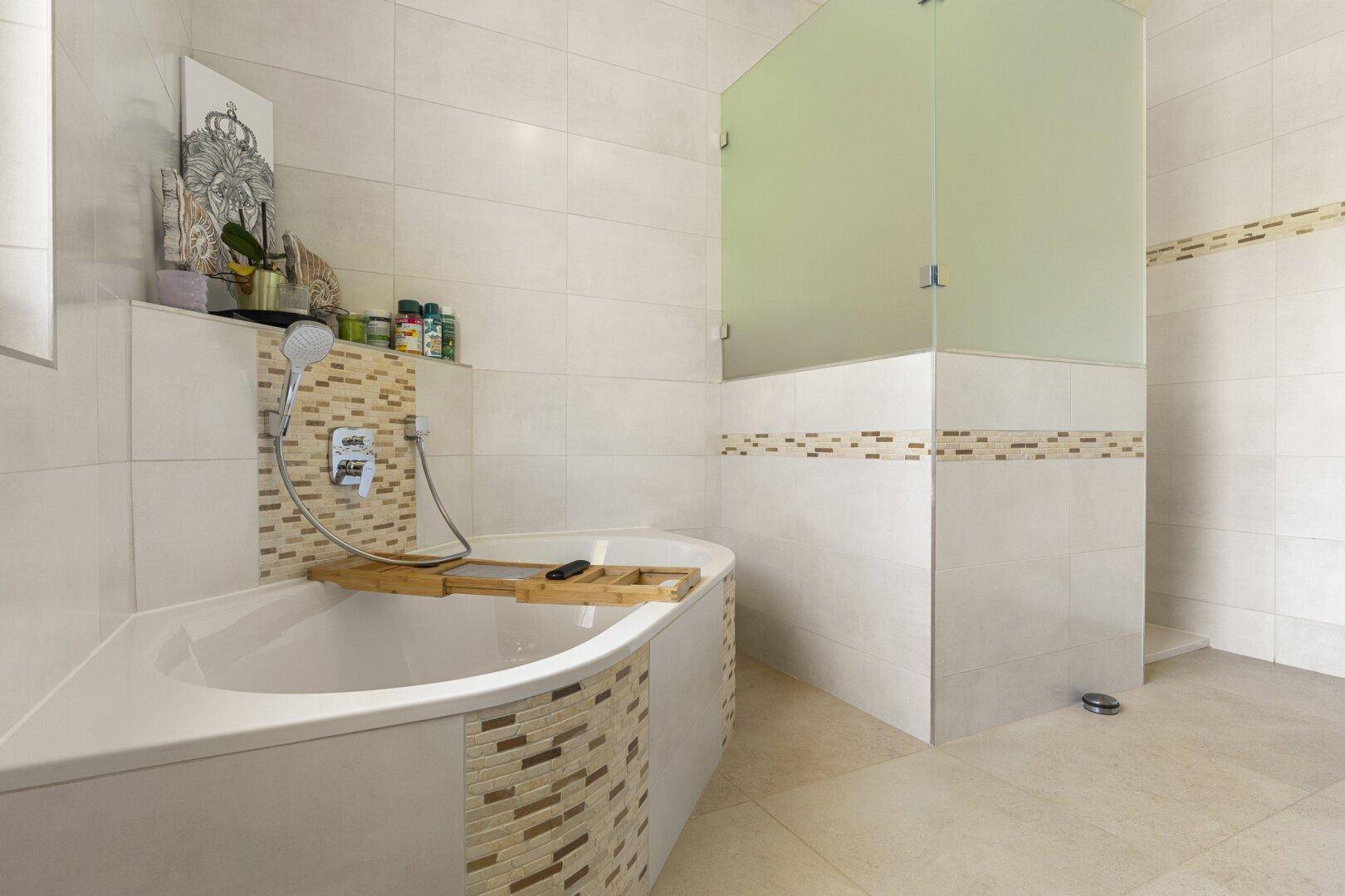 Große Badewanne und Dusche