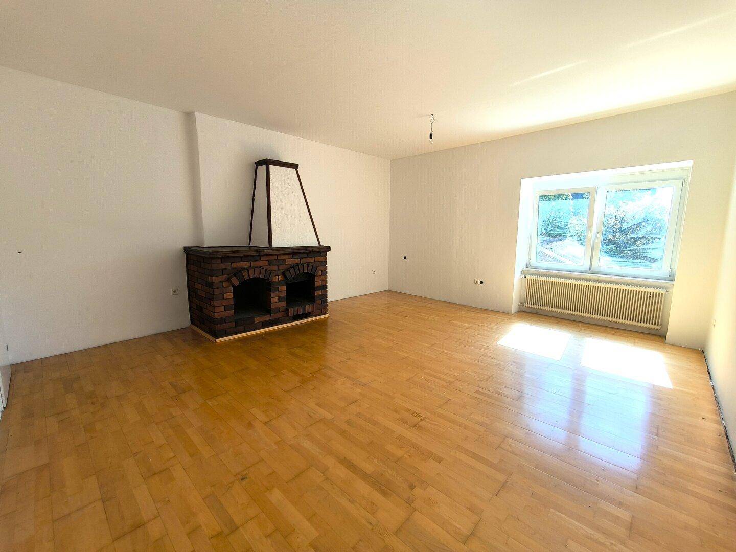 TOP 4 - Wohnzimmer mit gemauertem Kachelofen