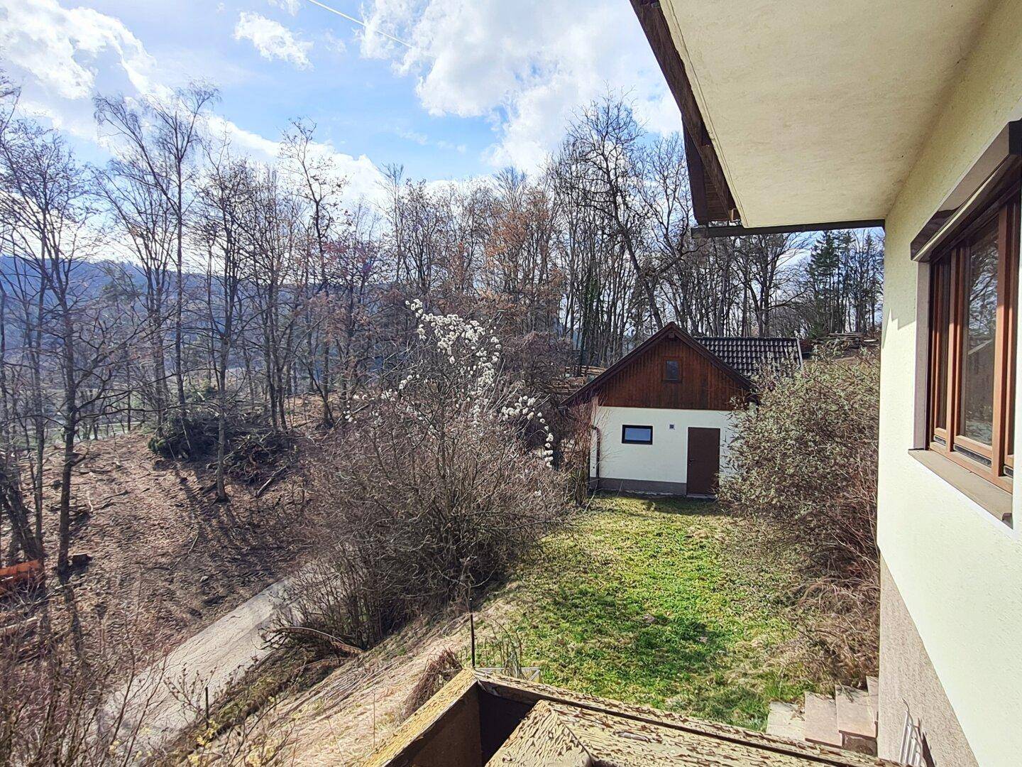 Blick Richtung Nebengebäude / Garage