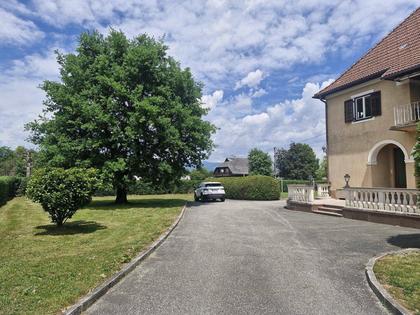 Einfahrt und Gartenbereich West