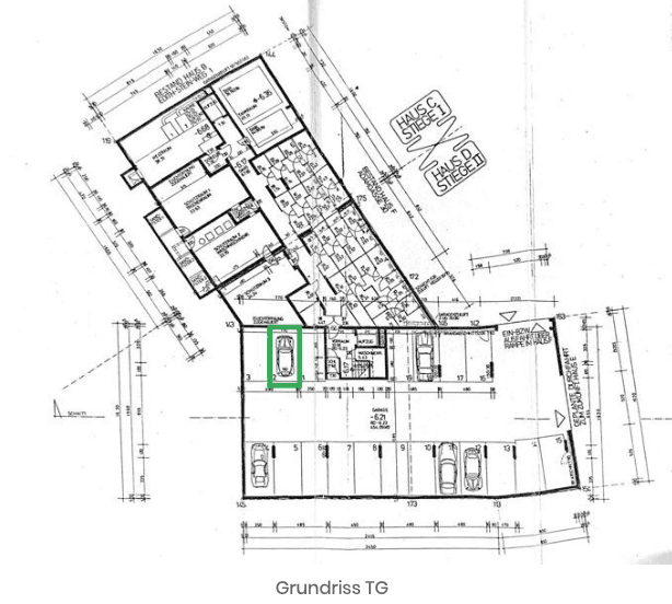 Grundriss einer Tiefgarage mit zahlreichen Stellplätzen und Gebäudestrukturen.