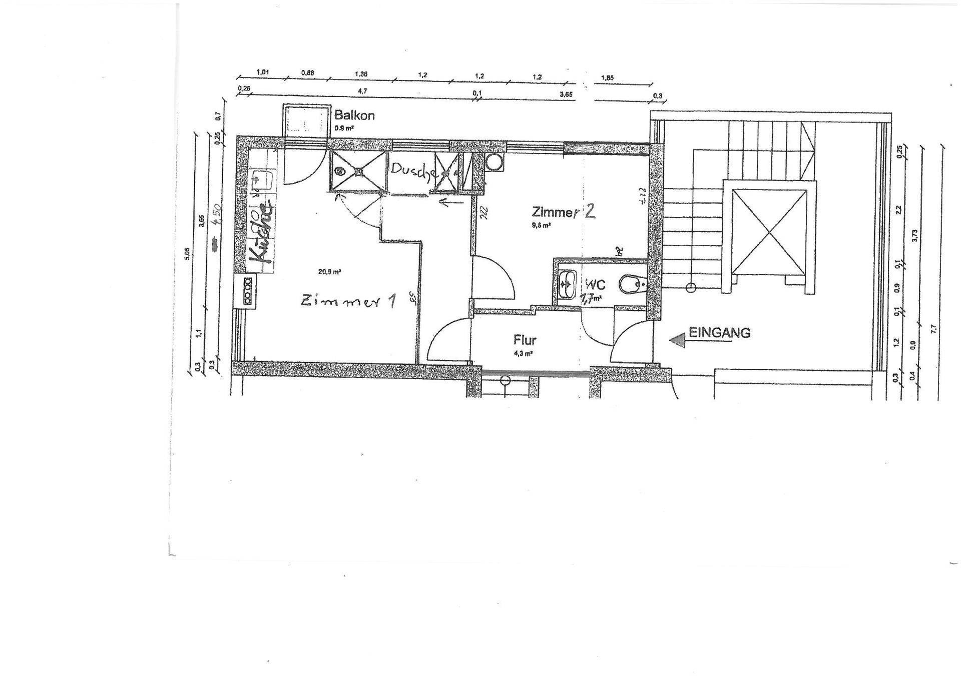 Grundriss einer Wohnung mit zwei Zimmern, Küche, Bad und Balkon.