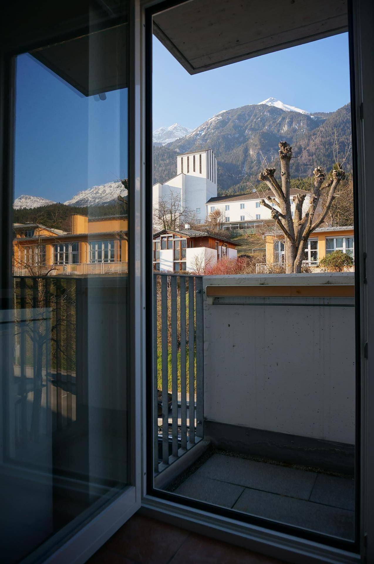 Balkon mit Bergblick und Aussicht auf die umliegende Bebauung.