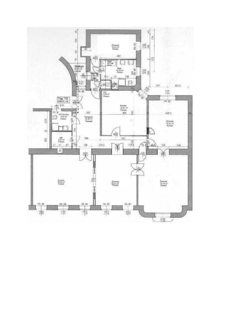 Detaillierter Grundriss einer Wohnung mit mehreren Zimmern, Balkon und Nasszellen.