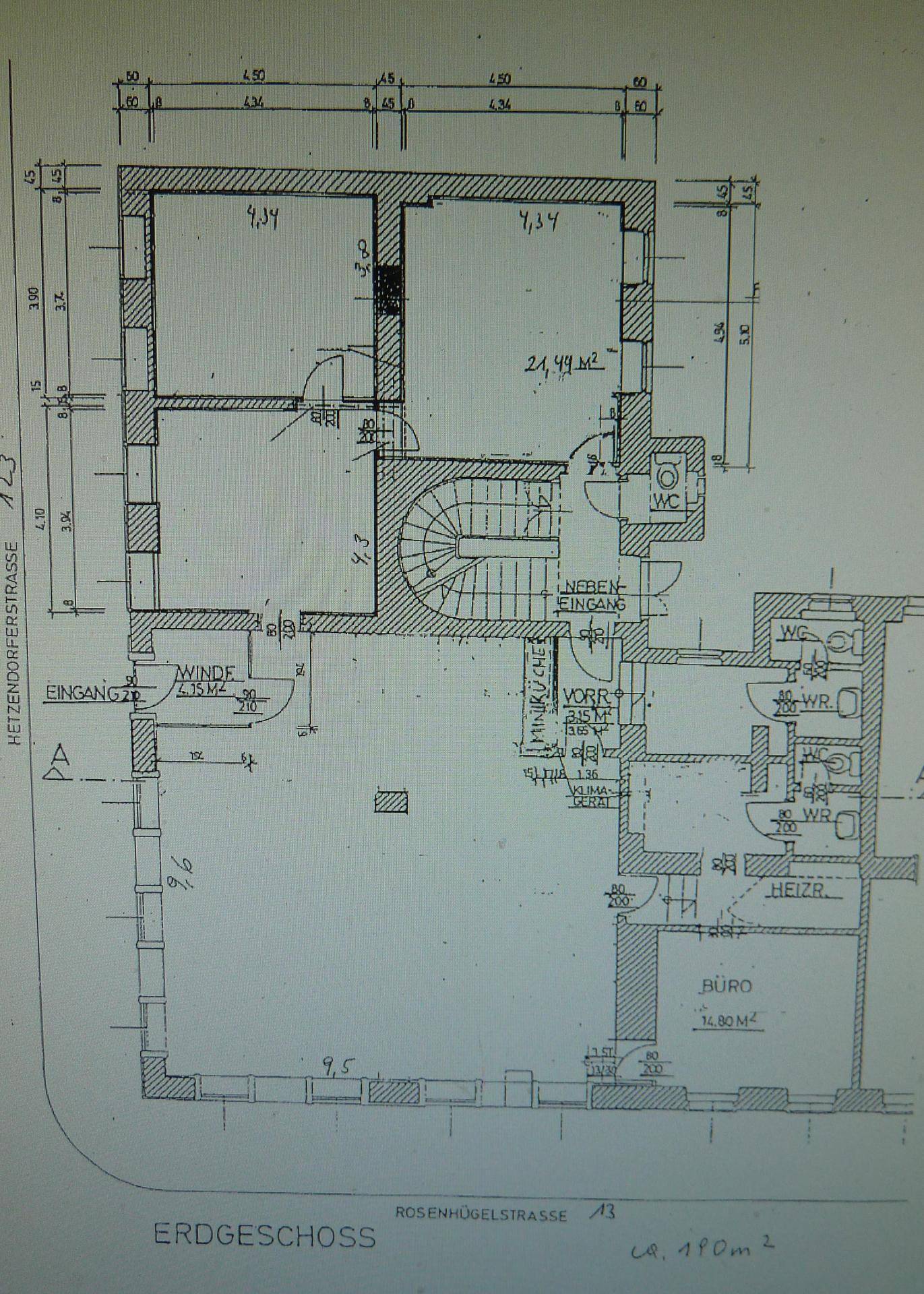 Grundriss des Erdgeschosses mit verschiedenen Räumen, Treppe und WC-Bereich.