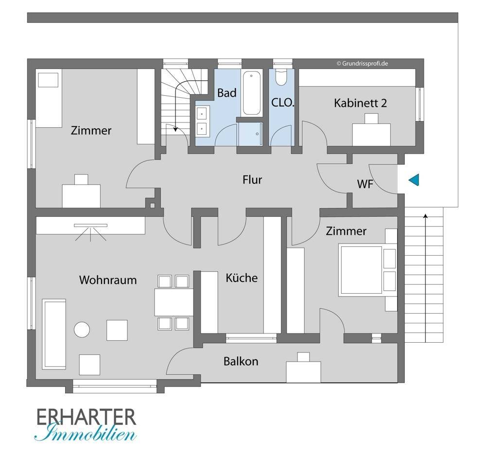 Grundriss des Obergeschosses mit Wohnraum, Küche, Zimmern, Bad und Balkon.