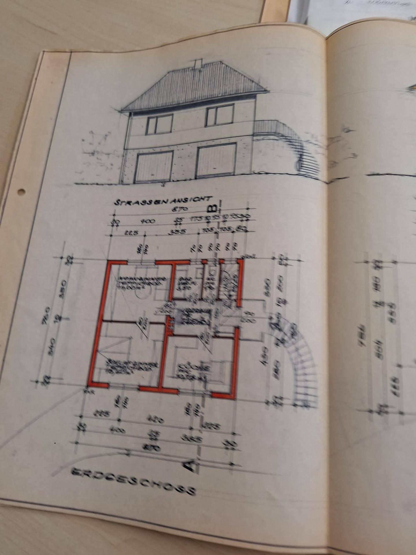 Architektonische Straßenansicht und Grundriss des Erdgeschosses mit Wohnbereichen.