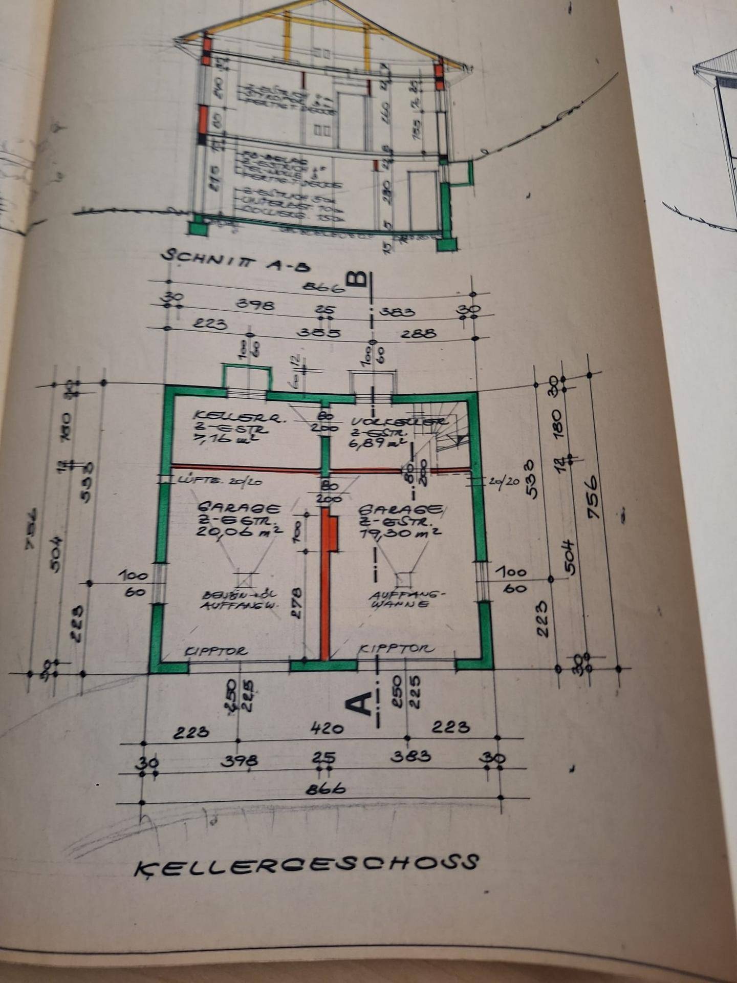 Architektonischer Schnitt und Grundriss des Kellergeschosses mit Garagen und Kellerräumen.