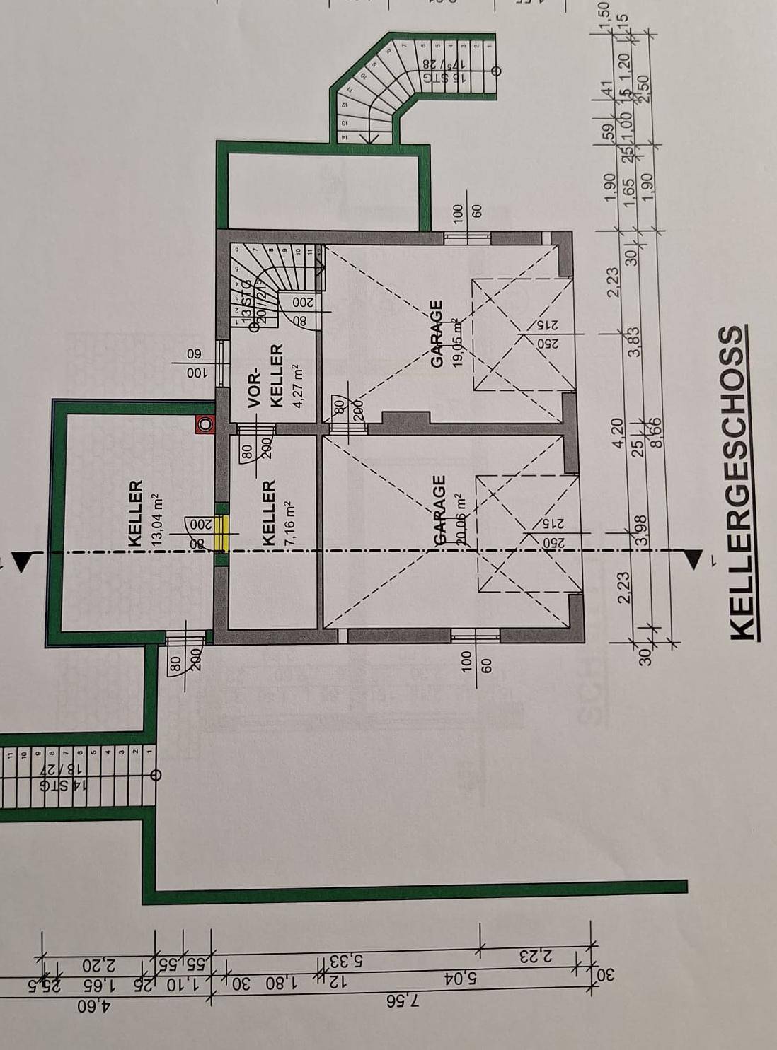 Grundriss des Kellergeschosses mit zwei Garagen und Kellerräumen.