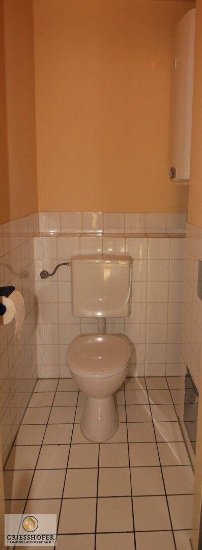 Toilette getrennt von dem Badezimmer