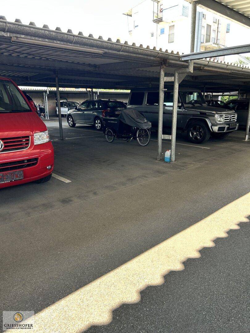 Überdachter Parkplatz