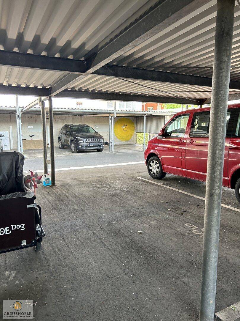 Überdachter Parkplatz