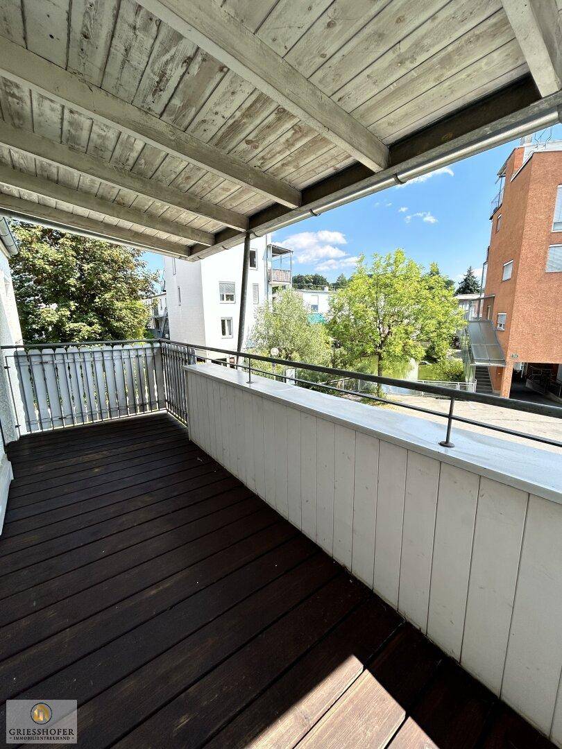 Balkon Südseitig von Schlafzimmer 2 und Wohnzimmer begehbar, mit Blick auf den Teich