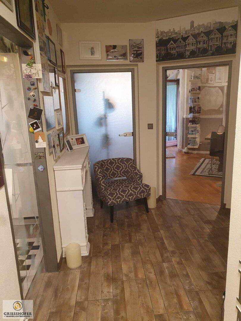 Geräumiger Flur mit Fliesenboden, dekorativen Elementen und Zugang zu weiteren Räumen.