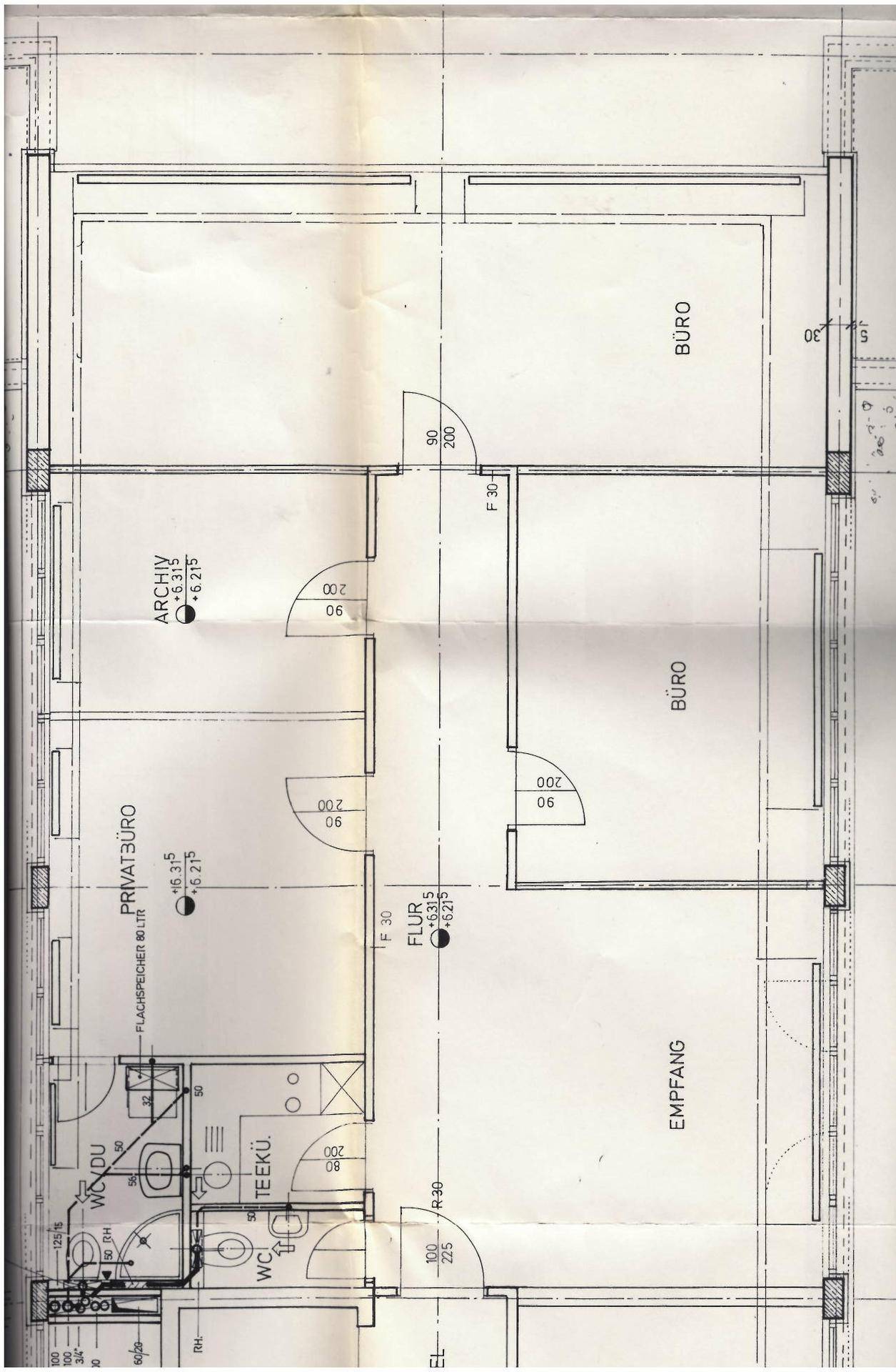 Detaillierter Grundriss einer Büroetage mit mehreren Räumen und Sanitärbereich.