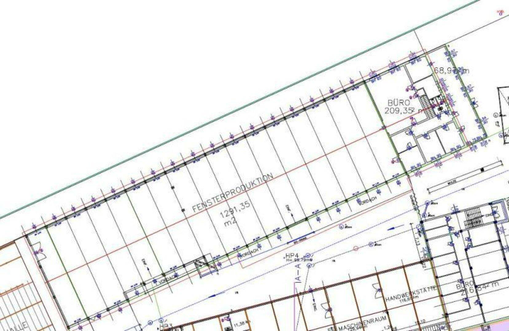Detaillierter Grundriss einer großen Produktionshalle mit angrenzenden Büros und Werkstätten.